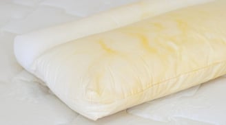 Mẹo làm sạch ruột gối bị ố vàng