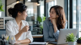 Đồng nghiệp thân thiết có nên trở thành bạn ngoài đời? Những cái được và mất ít ai nói rõ