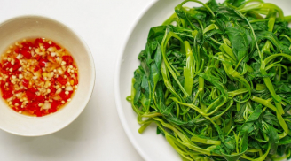 Luộc rau muống đừng thả ngay vào nồi: Bỏ thêm thứ này vào trước rau xanh giòn, không thâm đen