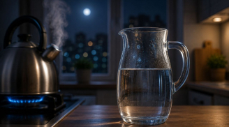 Nước đun sôi để qua đêm có độc hại không, có nên dùng không?