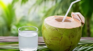 Những người cần hạn chế uống nước dừa