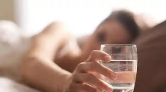 Uống 1 cốc nước sau khi thức dậy, cơ thể sớm nhận 5 thay đổi bất ngờ nhưng nhiều người đang uống sai cách