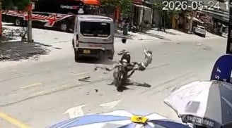 Clip: Hai thanh niên đi xe máy văng lên không trung sau cú tông xe 9 chỗ kinh hoàng