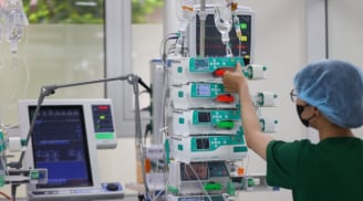 Đá bóng dưới nắng nóng, thiếu niên bị sốc nhiệt, suy gan thận