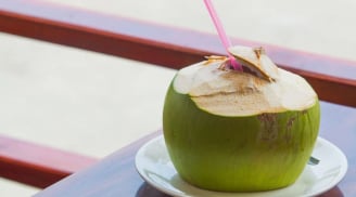 Vì sao không nên uống nước dừa ngay sau khi đi nắng về?