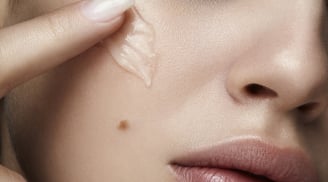 5 cách hỗ trợ làm mờ thâm lâu năm, giúp làn da đều màu và rạng rỡ hơn
