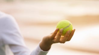 Mẹo chống mỏi chân khi đi máy bay: Chỉ cần một quả bóng tennis và chiếc tất