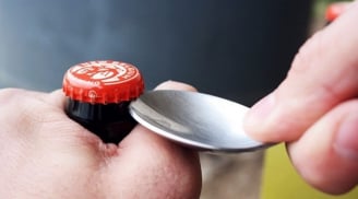 Mẹo khui nắp chai bia trong 3 giây không cần dụng cụ: Nhắm đúng 'điểm tử huyệt' này, nắp tự bật dễ dàng