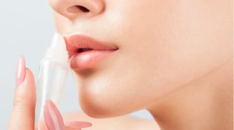 5 thói quen giúp cải thiện môi khô nứt, bong tróc và kém mềm mại mỗi ngày