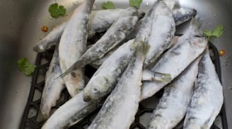 Rã đông cá đừng chỉ ngâm nước lạnh: Thêm 2 thứ này vào, cá mềm nhanh lại tươi rói không tanh