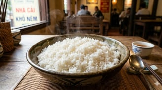 Các bác sĩ cảnh báo: Cách ăn cơm nguội sai lầm trong ngày nóng gây ngộ độc nghiêm trọng