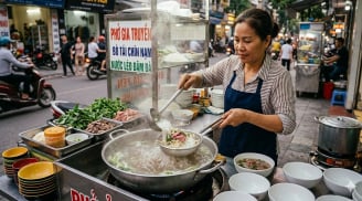 Vì sao người bán phở luôn chần bát qua nước sôi trước khi múc?