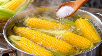 Muốn luộc ngô ngọt ngon đậm vị, hạt căng mọng nhớ thêm 3 thứ này