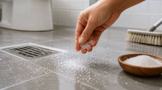 Rắc muối lên sàn nhà tắm, nhà vệ sinh: Mẹo hay nhiều người thích áp dụng