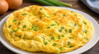 Rán trứng nhớ thêm thứ này để trứng vàng đều, phồng xốp mềm mịn