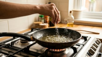 Thả một nhúm muối vào dầu nóng trước khi rán: Mẹo nhỏ giúp món ăn ngon hơn