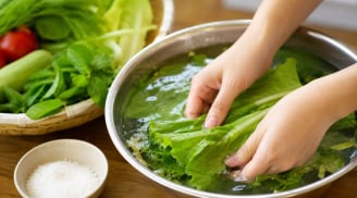 Vì sao ngâm rau nước muối không sạch như nhiều người nghĩ? Những mẹo làm sạch rau sống đúng cách