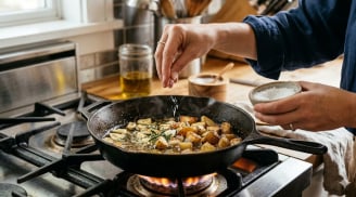 Vì sao những người đầu bếp thường rắc một chút muối vào chảo trước khi rán?