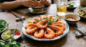 Luộc tôm cứ cho thứ này vào, tôm đỏ au, chắc thịt, không tanh