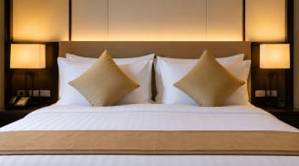 Vì sao giường đôi ở khách sạn thường có 4 chiếc gối? Công dụng ít người biết của chiếc gối vuông
