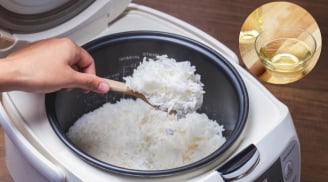Vì sao khi nấu cơm nên thêm một thìa giấm vào nồi?