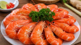 Cách luộc tôm đỏ au, thơm ngon không tanh: Bí quyết tưởng đơn giản nhưng nhiều người làm sai