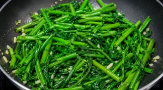  Cách xào rau muống xanh mướt, giòn ngon không bị thâm xỉn hay vàng úa