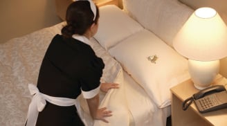 Khách sạn thường nhét chặt chăn ga vào đệm, vì sao?