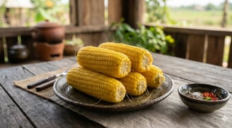 Luộc ngô đừng dại bóc sạch vỏ: Thêm 2 thứ rẻ tiền này, ngô ngọt lịm, dẻo thơm gấp đôi ngoài hàng