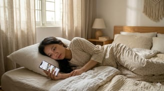 Tuyệt đối không được dùng điện thoại khi nằm nghiêng: Thói quen tàn phá cơ thể cực nhanh