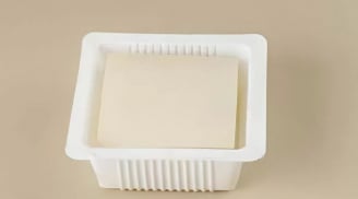 Vì sao đậu phụ luôn được ngâm trong nước?