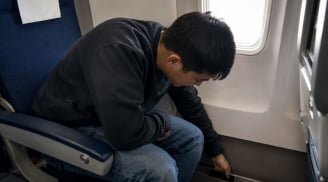 Đi máy bay phải nhớ: Điện thoại rơi vào khe ghế thì không tự ý nhặt, vì sao? Cảnh báo này rất quan trọng