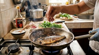 Mẹo rán cá 'bất bại': Chỉ cần thêm chút muối vào chảo, cá vàng giòn, không dính chảo!
