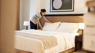 Tại sao khách sạn luôn đặt 2 chiếc gối trên một giường đơn?