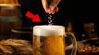 Tại sao bạn nên thả vài hạt muối vào cốc bia?