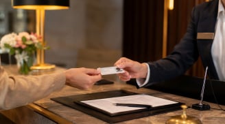 Nhà nghỉ, khách sạn có được phép giữ căn cước/CCCD của khách không?