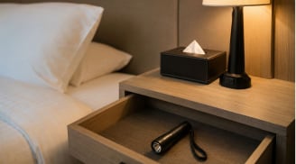 Tại sao nhiều khách sạn Nhật luôn để sẵn một chiếc đèn pin nhỏ trong phòng?