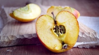 Trái cây gọt vỏ để ngoài bị thâm có ăn được không?