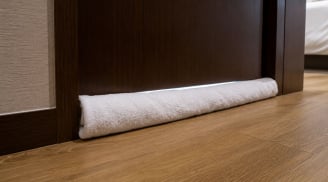 Vì sao nên đặt ngay một chiếc khăn ở khe cửa phòng khách sạn? Thói quen nhỏ nhưng rất hữu ích