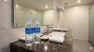 Tại sao khách sạn luôn đặt nước suối trong phòng vệ sinh?