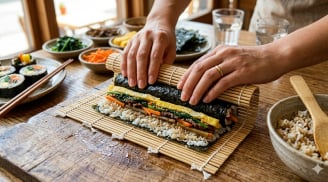 Cơm cuộn rong biển – món ăn ai cũng mê, cách làm đơn giản ít ai biết mà ngon như ngoài hàng