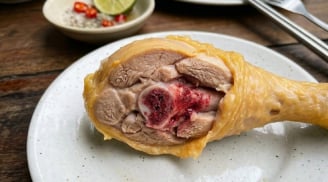 Tại sao thịt gà luộc kỹ vẫn đỏ xương?