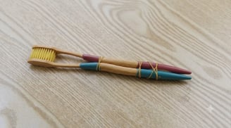 Đừng vứt bàn chải cũ: Chỉ cần buộc 2 chiếc lại với nhau, bạn sẽ giải quyết được 1001 rắc rối trong nhà