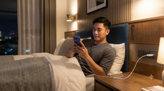Vì sao ổ cắm điện trong khách sạn thường đặt ngay cạnh giường?