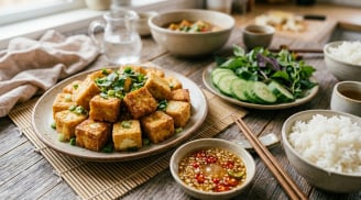 Cách chiên đậu phụ vàng đều, giòn bên ngoài, mềm bên trong mà không dính chảo