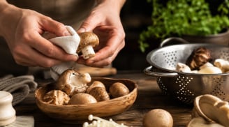 Tại sao nhiều đầu bếp không rửa nấm dưới vòi nước? Sự thật khiến nhiều người bất ngờ