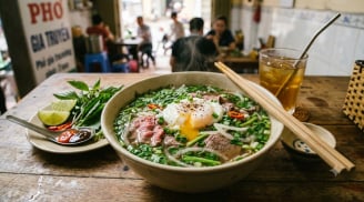 Tại sao nhiều người thích ăn phở với trứng trần?