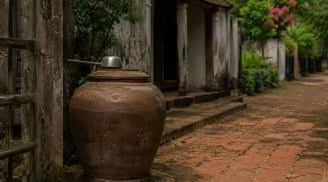 Vì sao nhiều gia đình xưa luôn có một chum nước trước cổng, có phải chỉ để đựng nước dùng?