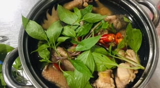 Luộc gà muốn chín đều, ngọt thịt cứ cho thêm nắm lá này