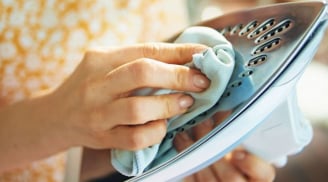 Mẹo làm sạch bong bàn ủi bị cháy đen trong tích tắc